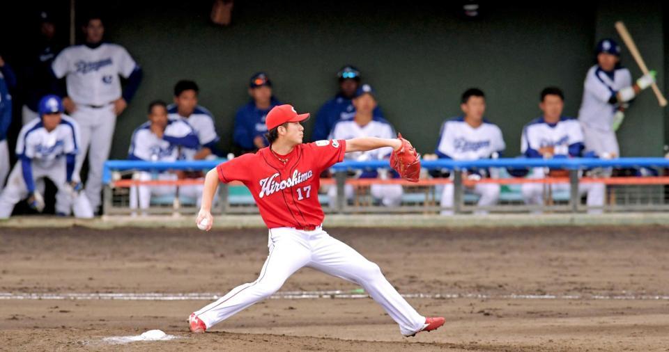 　中日ナインが見つめる前で力投する岡田（撮影・吉澤敬太）