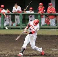 ４回、緒方監督（後列右から２人目）と安部（同４人目）らが見つめる前で、来日初となるソロを放つペーニャ（撮影・吉澤敬太）