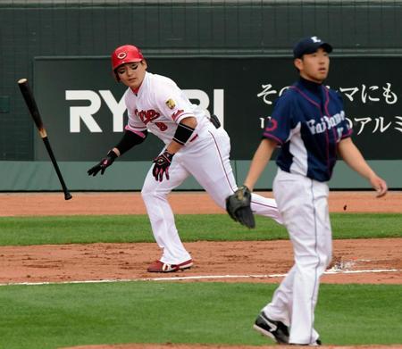 １回広島１死二塁、丸佳浩は西武・菊池雄星（右）から左中間に適時二塁打を放つ＝マツダスタジアム（撮影・吉澤敬太）