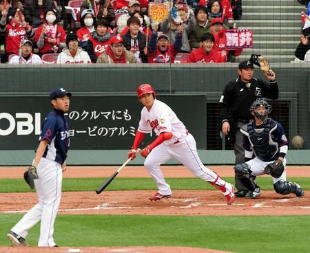 １回１死二塁で左前打を放つ新井＝マツダスタジアム