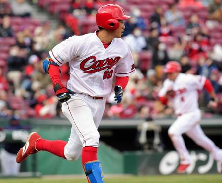 　５回、同点となる適時打を放つ安部