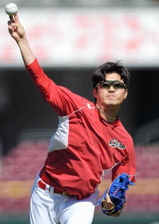 力強く投げ込む広島・岡田明丈＝マツダスタジアム（撮影・吉澤敬太）