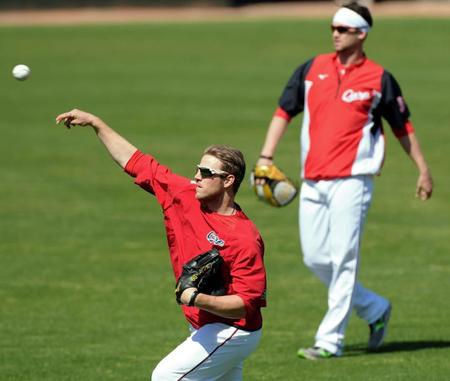 ジョンソン（右）と並んで練習する広島のヘーゲンズ＝マツダスタジアム（撮影・吉澤敬太）