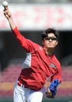 力強く投げ込む広島・岡田明丈＝マツダスタジアム（撮影・吉澤敬太）