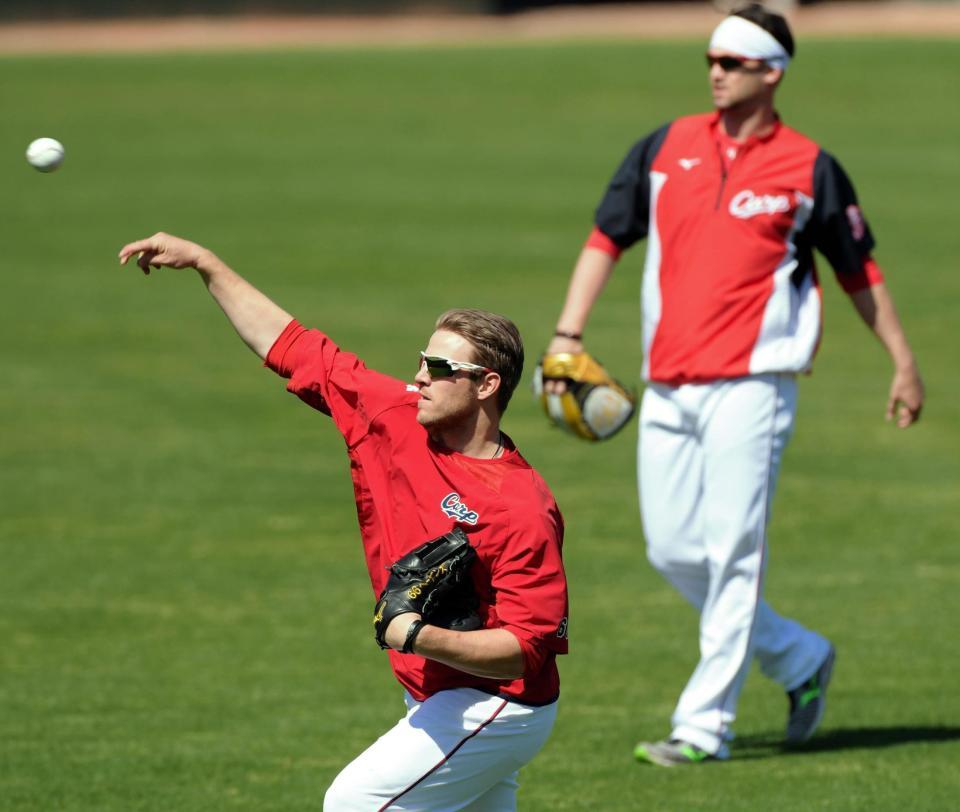 ジョンソン（右）と並んで練習する広島のヘーゲンズ＝マツダスタジアム（撮影・吉澤敬太）