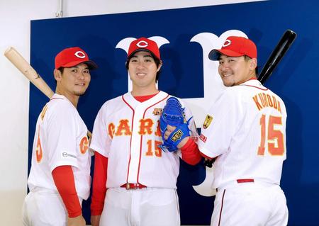 　黒田博樹特別ユニホームを着て笑顔を見せる（左から）小窪、野村、会沢（撮影・吉澤敬太）