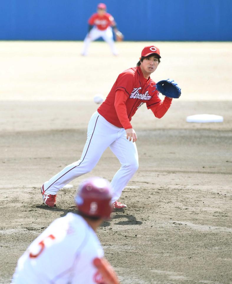 　１回、茂木の打球をキャッチする野村（撮影・園田高夫）
