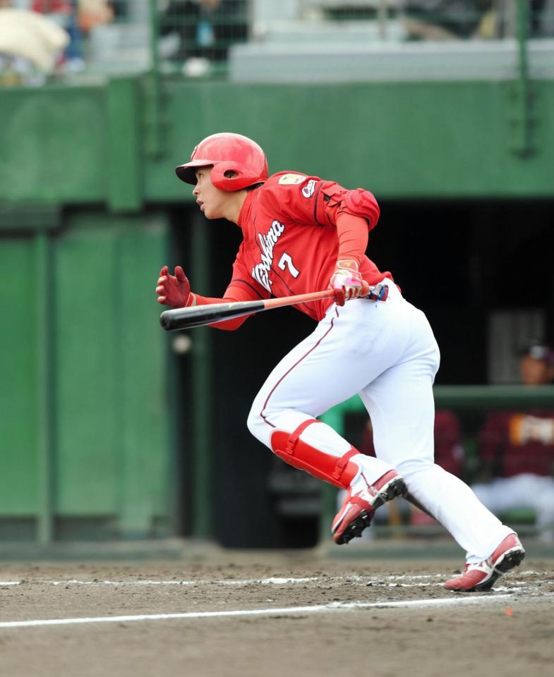 ３回広島１死二、三塁、堂林翔太は右中間に適時二塁打を放つ＝明石トーカロ球場（撮影・西岡正）