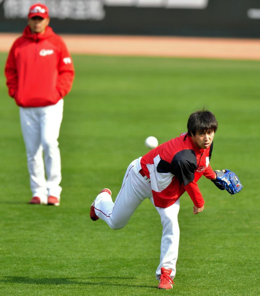 緒方孝市監督（左）の前で練習する広島・野村祐輔＝マツダスタジアム（撮影・吉澤敬太）