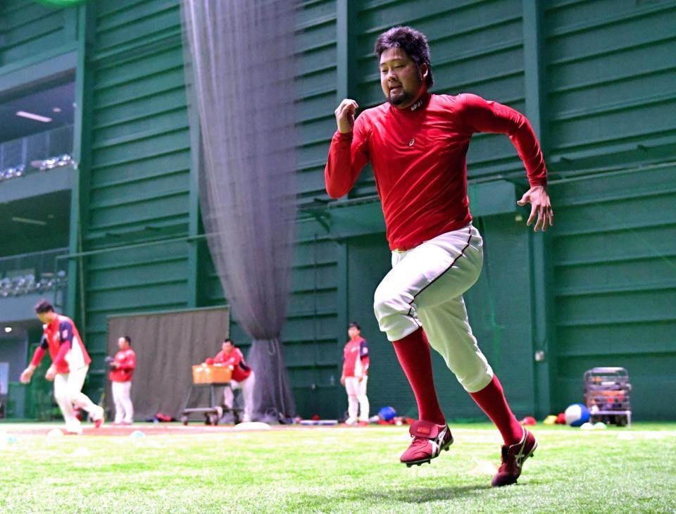 繰り返しダッシュする中崎（撮影・吉澤敬太）