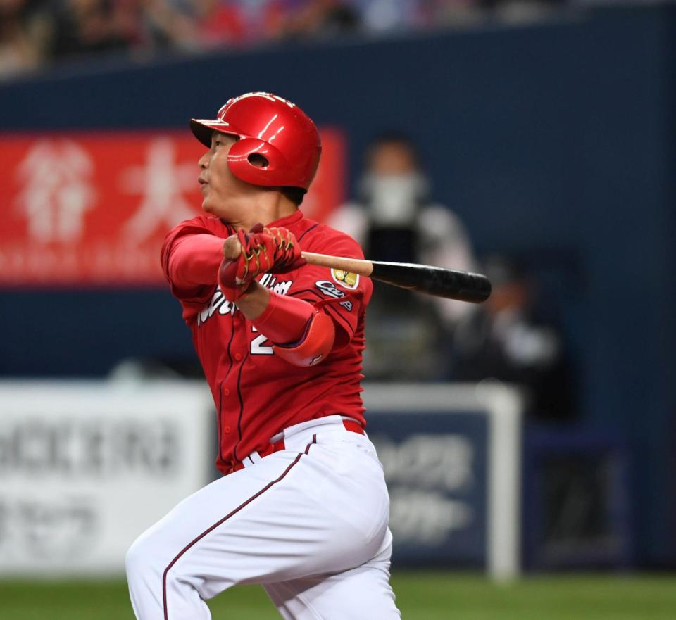 ４回、二塁打を放つ新井（撮影・田中太一）