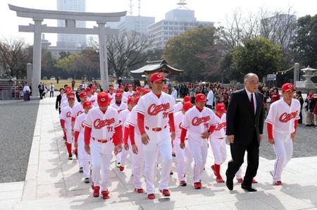 必勝祈願へ向かう（前列左から）緒方監督、松田元オーナー、小窪選手会長らカープの首脳陣、選手たち＝広島護国神社（撮影・吉澤敬太）
