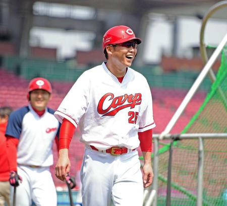 　笑顔で練習する新井（撮影・吉澤敬太）