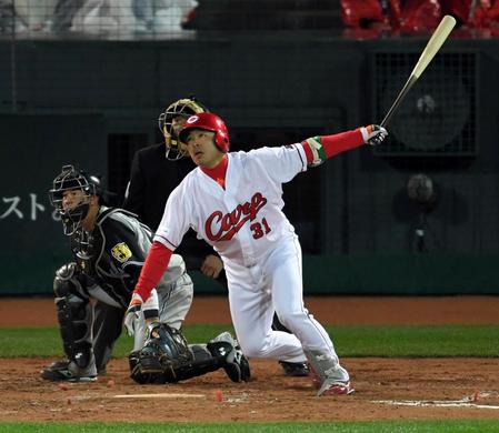 ２回、適時打を放つ石原＝マツダスタジアム