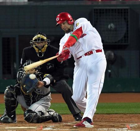 ６回、適時内野安打を放つ広島・エルドレッド＝マツダスタジアム（撮影・飯室逸平）