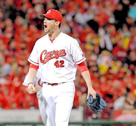 　１回に２失点し、怒りをあらわにしながらベンチに戻るジョンソン（撮影・吉澤敬太）