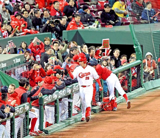 新井意地弾！カープ最年長開幕４番燃えた　自身初の開幕アーチ