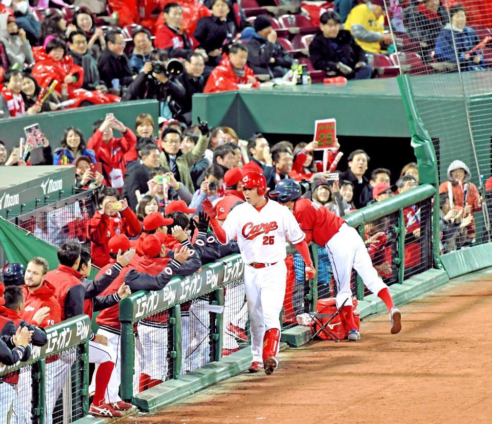 　ナインとタッチを交わす新井（撮影・北村雅宏）