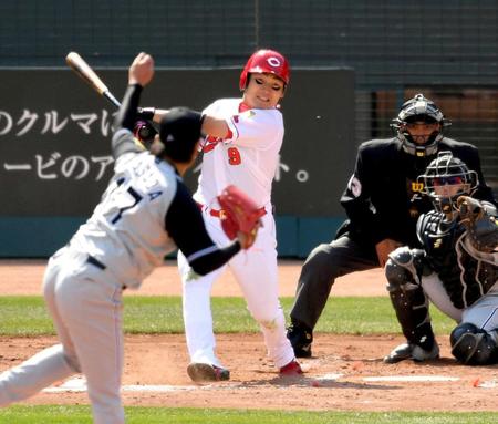 　１回、１号３ランを放つ丸（投手・岩貞）＝撮影・飯室逸平