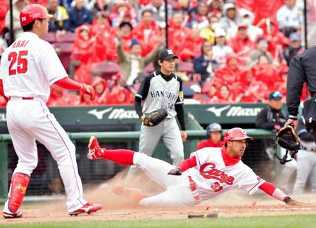 １回広島無死二塁、丸佳浩の右前適時打で、二走・菊池涼介が生還。奥は阪神・能見篤史＝マツダスタジアム（撮影・吉澤敬太）