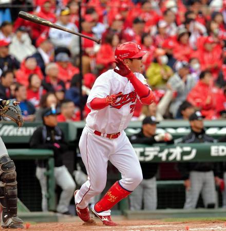 ３回阪神１死一、三塁、新井貴浩は左中間に２点適時二塁打を放つ＝マツダスタジアム（撮影・吉澤敬太）