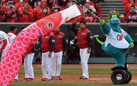 帽子を振ってファンの声援に応える広島・緒方孝市監督＝マツダスタジアム（撮影・飯室逸平）