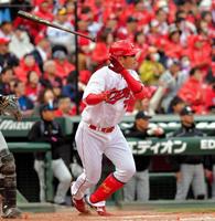 ３回阪神１死一、三塁、新井貴浩は左中間に２点適時二塁打を放つ＝マツダスタジアム（撮影・吉澤敬太）