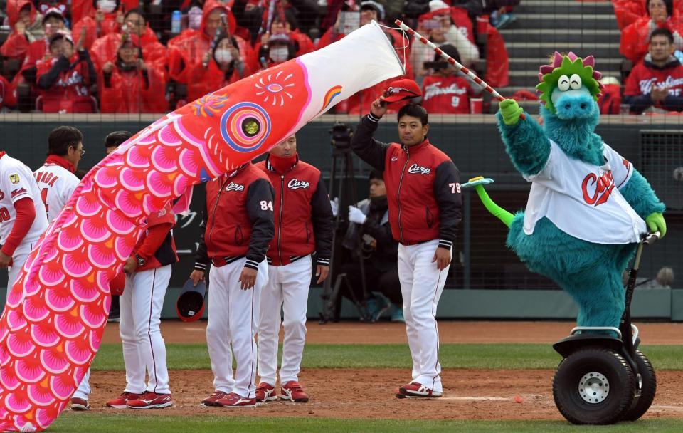 帽子を振ってファンの声援に応える広島・緒方孝市監督＝マツダスタジアム（撮影・飯室逸平）