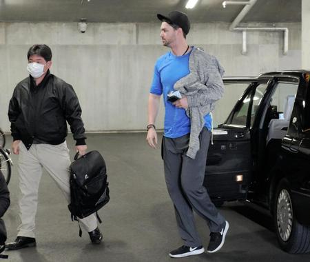 ３日、松原チーフトレーナー（左）と共に車で球場に戻ってきた広島のクリス・ジョンソン。右腕には注射による止血の様な痕もあり、病院に行った様に見受けられた