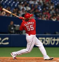 ２回広島１死一塁、広島・エルドレッドは左越えに逆転２ランを放つ＝ナゴヤドーム（撮影・山口登）