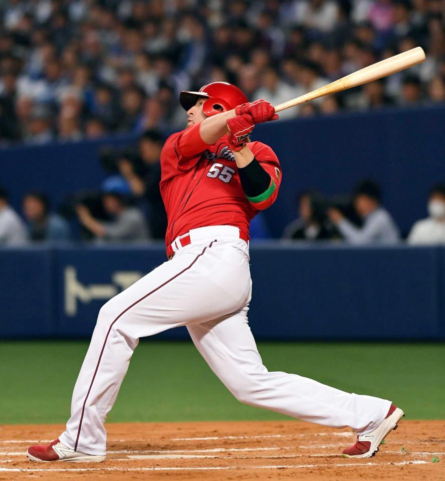 　２回、エルドレッドは先制の２ランを放つ（撮影・山口登）