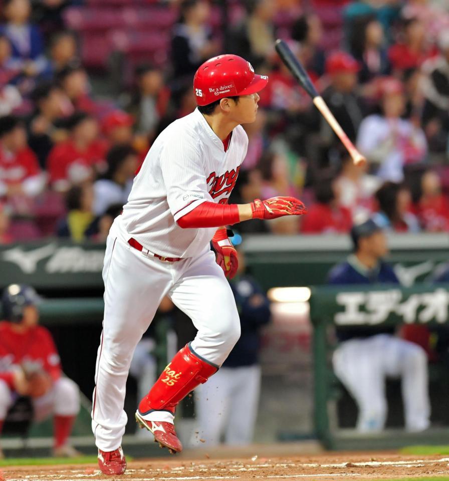 １回、新井は左越えに先制適時二塁打を放つ＝マツダスタジアム（撮影・吉澤敬太）