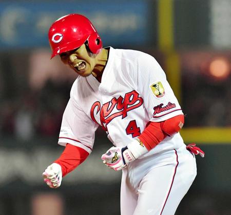 　３回、小窪は２点打を放ち、雄たけびをあげる　