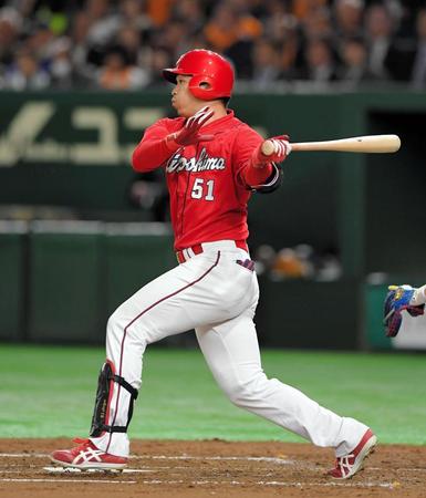 ４回広島１死一塁、鈴木が左前打を放つ＝東京ドーム