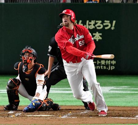 ３回、ソロを放つ広島・エルドレッド＝東京ドーム（撮影・棚橋慶太）