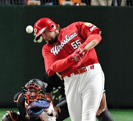 ５回、中前適時打を放つ広島・エルドレッド＝東京ドーム（撮影・棚橋慶太）