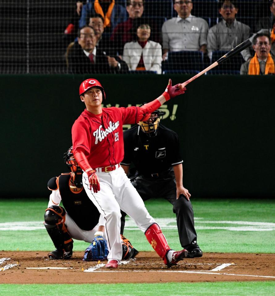 ２回、ソロを放つ広島・新井貴浩＝東京ドーム（撮影・棚橋慶太）