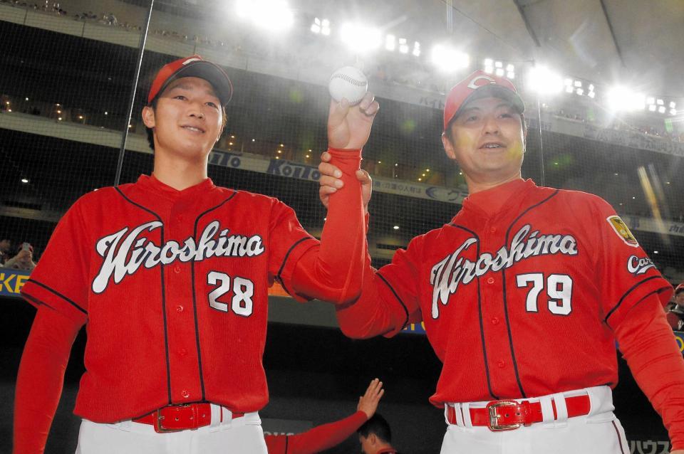 　プロ初勝利を挙げウイニングボールを手にする床田。右は緒方監督（撮影・堀内翔）