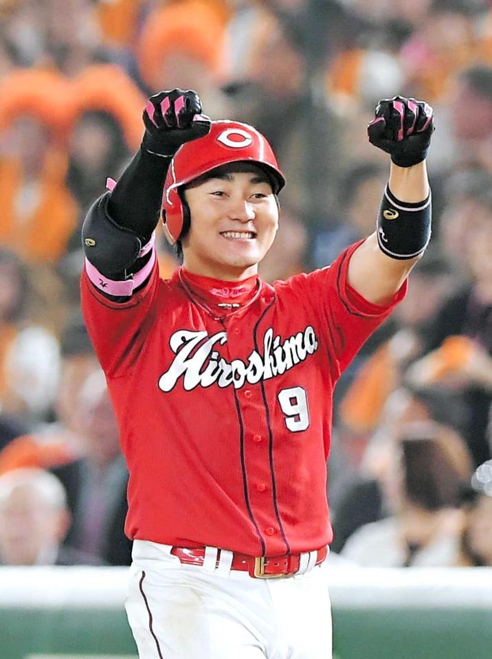 ９回、勝ち越し２点タイムリーを放ち、笑顔を見せる丸（撮影・堀内翔）　