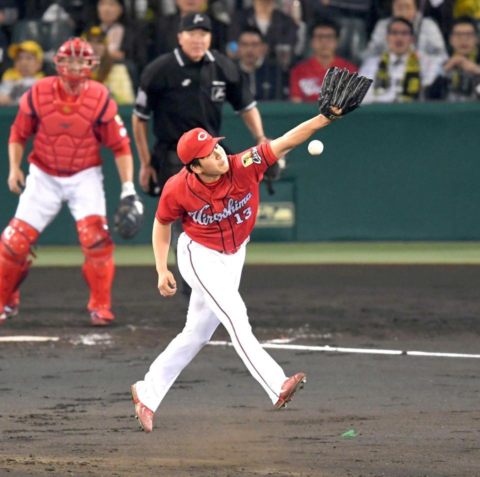 　３回、福留の打球に飛びつく加藤（撮影・飯室逸平）