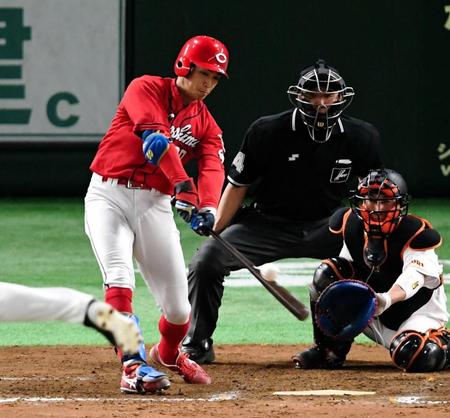 ９回、中前適時打を放つ広島・安部友裕＝東京ドーム（撮影・棚橋慶太）