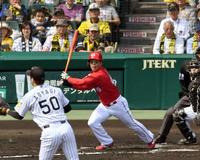 １回広島１死満塁、中前へ２点適時打を放つ広島・天谷宗一郎。投手・阪神・青柳晃洋＝甲子園（撮影・田中太一）