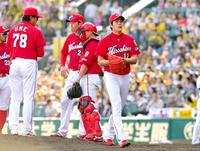 ８回途中、マウンドを下りる九里（右）＝撮影・高部洋祐