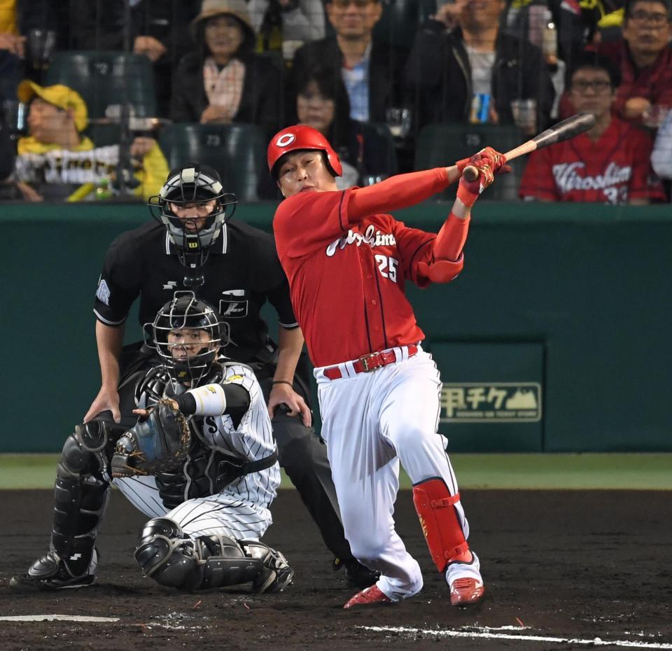 ４回広島、１死二塁、中前適時打を放つ広島・新井貴浩＝甲子園（撮影・飯室逸平）