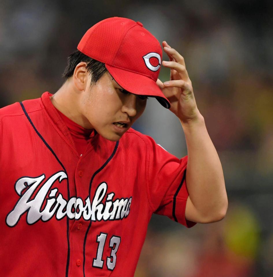 　３点を失った３回を終え、ベンチに戻る広島・加藤