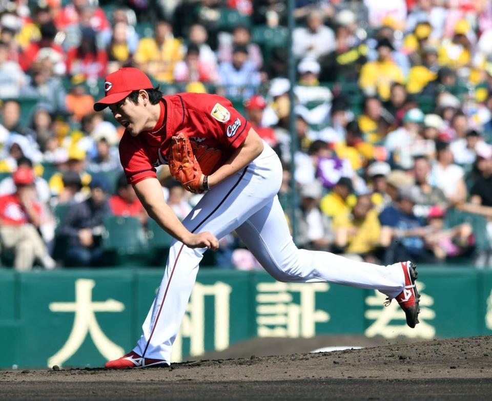 先発し、力投する九里＝甲子園