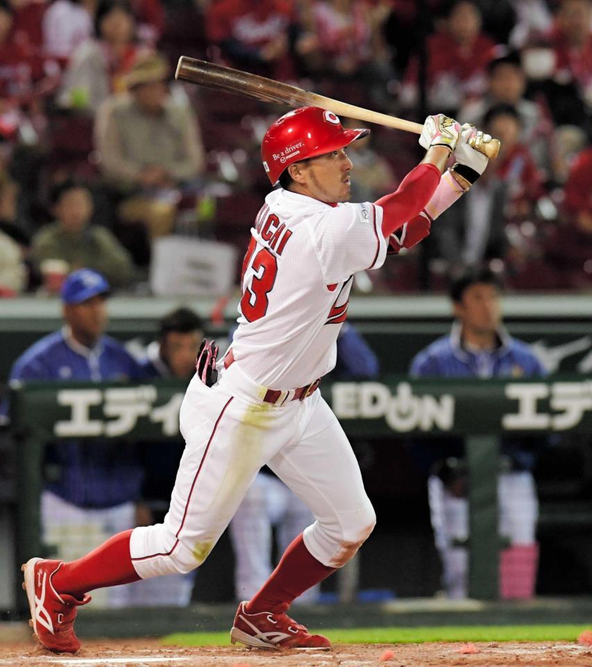 　８回、菊池は中前にこの日４安打目を放つ