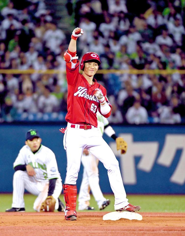 　殊勲の一打を放ちガッツポーズする代打・西川（撮影・三好信也）