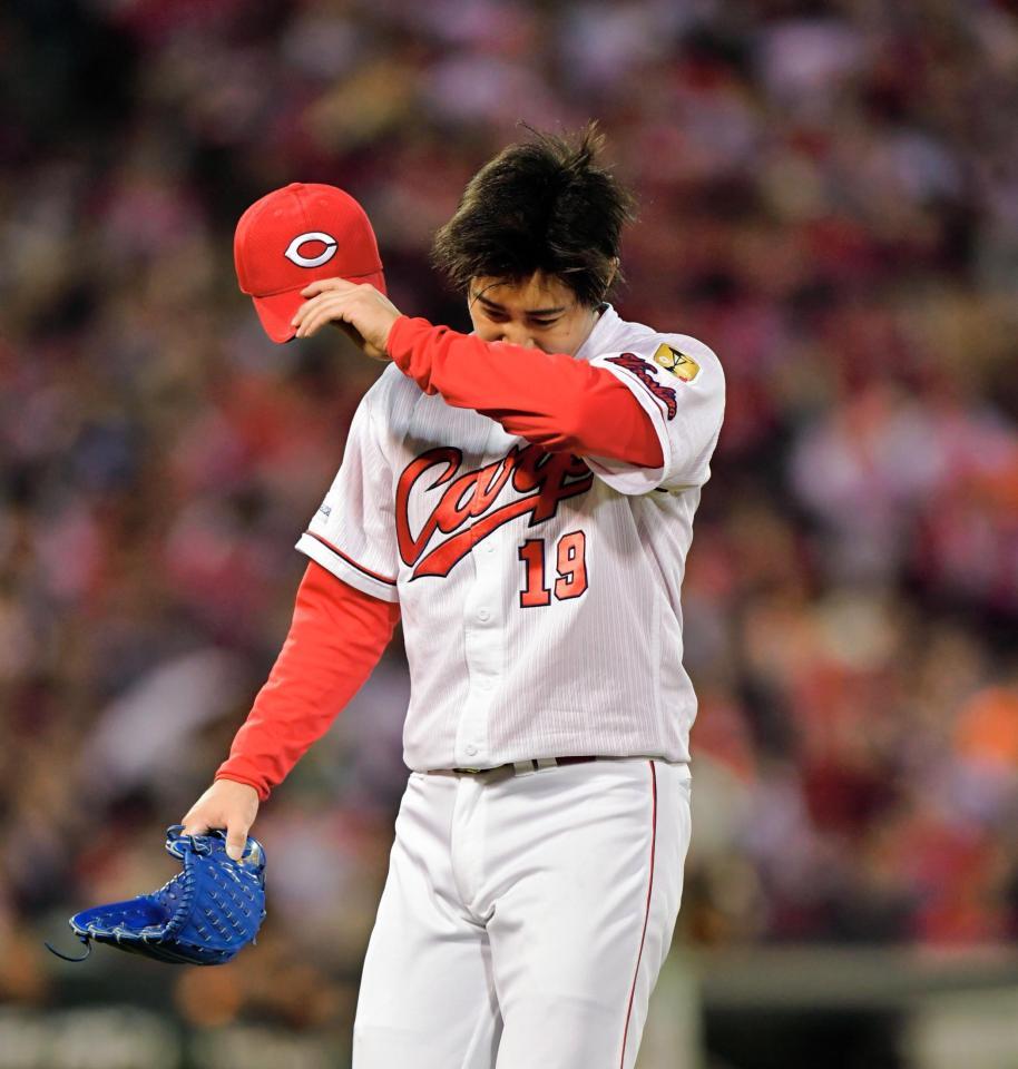 ４回、マギーに先制ソロを打たれ、汗をぬぐいながらベンチに戻る広島・野村祐輔＝マツダスタジアム（撮影・吉澤敬太）