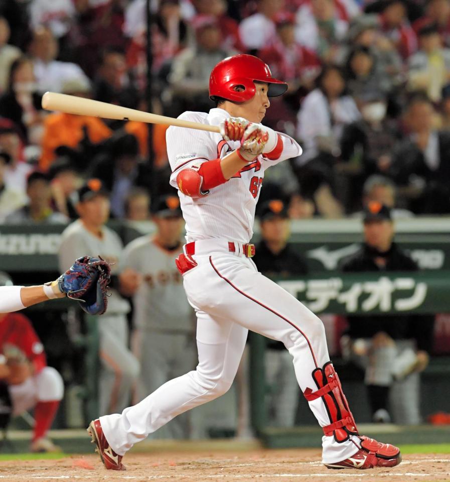 ８回広島無死、西川龍馬は中前打を放つ＝マツダスタジアム（撮影・吉澤敬太）